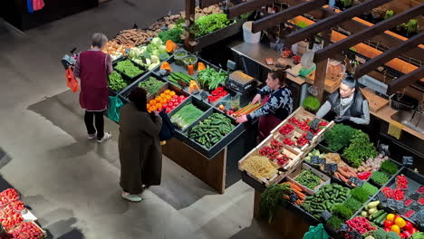 Mercado-De-Agenskalns,-Riga,-Letonia:-Toma-En-ángulo-Bajo-Sobre-Un-Antiguo-Edificio-Elegantemente-Restaurado-Que-Vende-Frutas-Y-Verduras