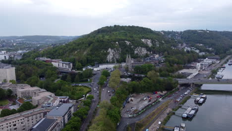 Luftaufnahme-Der-Kirche-Saint-Paul-Mit-Dem-Hügel-Sainte-Catherine-In-Rouen,-Bonsecours,-Frankreich