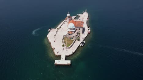 Edificio-De-Piedra-En-Una-Pequeña-Isla-En-Medio-Del-Agua