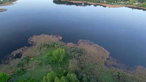 Vista-De-La-Orilla-Del-Lago-Con-Edificios-Del-Distrito-Industrial-Emergiendo-Detrás