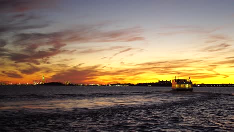 Hermosa-Puesta-De-Sol-Navegando-En-Ferry-Y-La-Estatua-De-La-Libertad-A-La-Izquierda