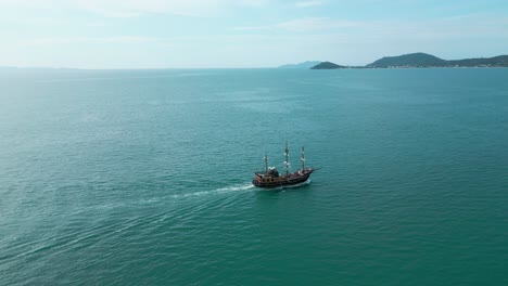 El-Barco-Pirata-Turístico-De-Canasvieiras-Florianópolis,-Brasil.