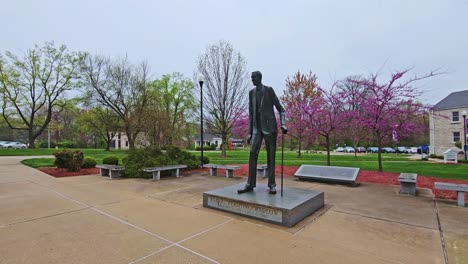 The-Tallest-Man-in-the-World,-Robert-Pershing-Wadlow-in-the-Town-of-Alton,-Illinois,-USA