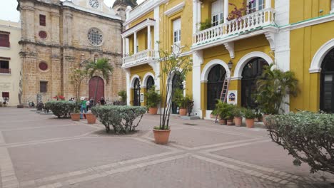 Tourists-in-front-of-Church-of-San-Pedro-Claver-in-Cartagena,-Colombia