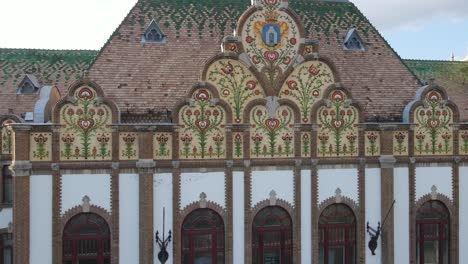 Techo-Ornamentado,-Exterior-Del-Ayuntamiento-De-Kiskunfelegyhaza,-Hungría
