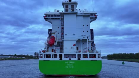 Schiff-Der-BG-Green-Freight-Line-An-Einem-Bewölkten-Tag-Segelt-In-Barendrecht-Bei-Rotterdam,-Südholland,-Niederlande