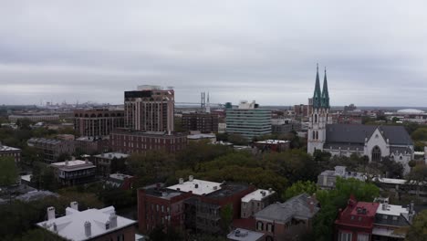 Wide-aerial-rising-shot-of-the-historic-downtown-core-in-Savannah,-Georgia