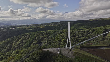 Mishima,-Japan,-Luftaufnahme-Des-V7-Überflugs-über-Sasahara-Shinden-Um-Die-Skywalk-Brücke,-Die-Sich-über-Grüne-Täler-Spannt-Und-Die-Berglandschaft-Mit-Blick-Auf-Den-Fuji-Einfängt-–-Aufgenommen-Mit-Mavic-3-Pro-Cine-–-Oktober-2023