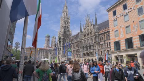 Tourist-Walking-Around-Marienplatz-And-The-Glockenspiel-In-Munich,-Germany