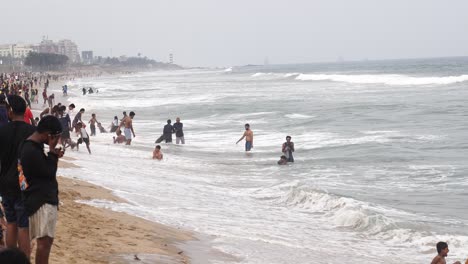 Imágenes-En-Cámara-Lenta-De-Las-Olas-Del-Mar,-Paso-Elevado-Del-Enlace-Marítimo-De-Mumbai-Bandra-Worli