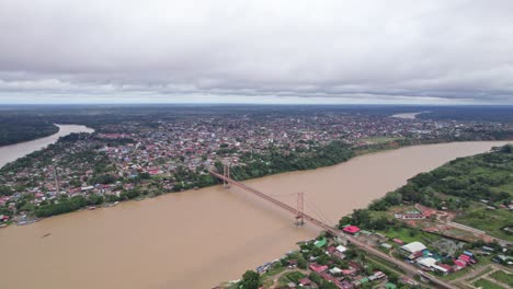 Disfrute-De-La-Vista-Panorámica-De-Puerto-Maldonado-Con-Su-Icónico-Puente-Colgante-Sobre-El-Majestuoso-Río-Tambopata