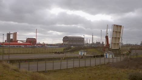 Dunkerque,-Francia:-Perspectiva-De-Un-Puerto-Industrial-Que-Sirve-Como-Punto-De-Entrada-Crucial-Para-El-Comercio.-Plano-Amplio.