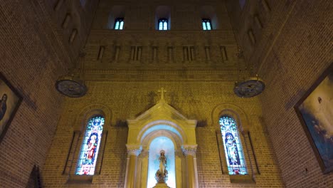 El-Interior-De-La-Catedral-Metropolitana-De-Medellín-Con-Altos-Muros-De-Ladrillo-Y-Ventanas-Arqueadas.