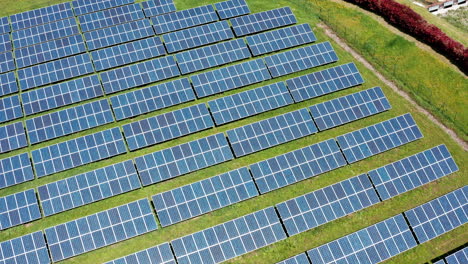 Eine-Große-Solarpanel-Farm-An-Einem-Sonnigen-Tag,-Luftaufnahme