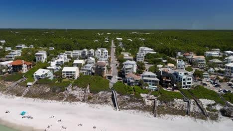 Menschen-Am-Weißen-Sandstrand-Mit-Strandgemeinde-Im-Hintergrund