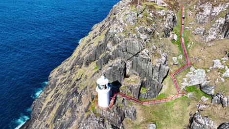 Irlanda-Lugares-épicos-Turistas-Caminando-Por-Empinadas-Escaleras-Para-Visitar-El-Faro-De-Sheep&#39;s-Head-En-West-Cork-En-El-Camino-Salvaje-Del-Atlántico