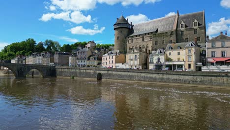 Laval-Castle-Und-Alte-Brücke-über-Den-Fluss-Mayenne