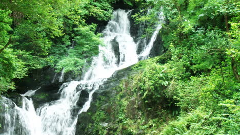 Wasserfall-In-Den-Bergen