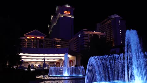 Las-Vegas-at-Night,-Fountains-in-Front-of-Caesars-Palace-Casino-Hotel