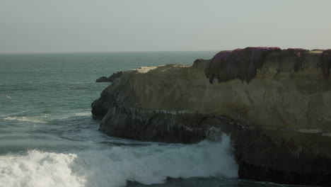 Wellen-Brechen-Sich-Auf-Einer-Klippe-Am-Steamer-Lane-In-Santa-Cruz,-Kalifornien