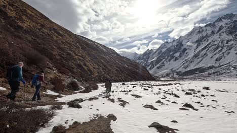 hiking-glacial-moraine-plains