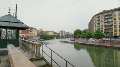 Día-Nublado-En-El-Canal-Naviglio-Grande,-Milán