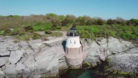 Vuelo-Circular-Del-Faro-De-Castle-Hill-A-Orillas-De-La-Bahía-De-Narragansett,-Newport,-Ri