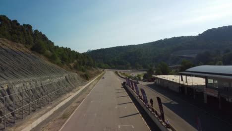 El-Circuito-De-Velocidad-Castelloli-En-Barcelona-En-Un-Día-Soleado-Con-Colinas-Circundantes,-Vista-Aérea