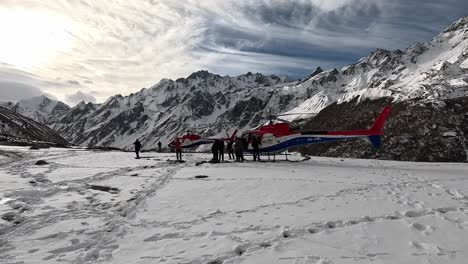 Erleben-Sie-Eine-Spektakuläre-Hubschrauberlandung-Inmitten-Des-Schnees,-Der-Im-Hochalpinen-Kyanjin-Gompa-Tal-Auf-Dem-Lang-Tang-Trek-Im-Himalaya-Nepals-Umherfliegt