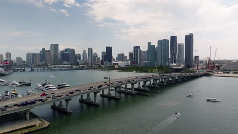 Luftaufnahme-Des-Verkehrs-Auf-Der-MacArthur-Causeway-ICW-Bridge,-Tagsüber-In-Miami,-USA