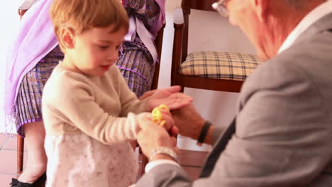 Una-Niña-Se-Aleja-Después-De-Recibir-Pan-Durante-La-Comunión.