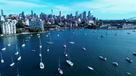 Querformatansicht-Von-Segelbooten-Und-Yachten-Am-Pier-Am-Hafen-Von-Potts-Point-Woolloomooloo-Mit-Der-Skyline-Der-CBD-City-Towers,-Sydney,-Australien,-Drohnenluftaufnahme