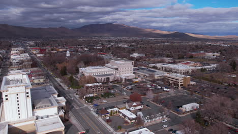 Carson-City-Usa,-Vista-Aérea-De-Los-Edificios-Del-Gobierno-Del-Estado-De-Nevada-Y-El-Tráfico-Callejero