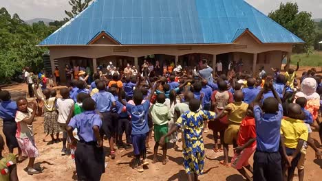 Estudiantes-Celebrando-Juntos-En-El-Patio-De-La-Escuela-Bajo-Un-Cielo-Soleado-En-Uganda-Y-Dando-La-Bienvenida-A-Los-Visitantes-Australianos