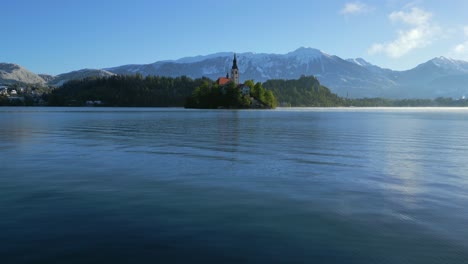 Im-Tiefflug-über-Das-Wasser-Zur-Marienkirche-Fliegen