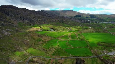 Irlands-Epische-Orte,-Gesprenkeltes-Licht-Auf-Der-Landschaft-Des-Cods-Head-Drive,-Ein-Muss-Auf-Dem-Wild-Atlantic-Way