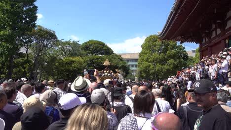 Crowds-of-people-gather-to-observe-procession-at-Sanja-Maturi-in-Asakusa