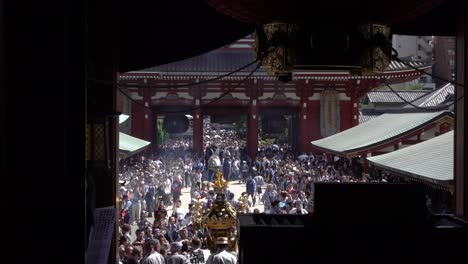 Vista-Cinematográfica-En-Cámara-Lenta-De-Sanja-Matusri-En-Asakusa