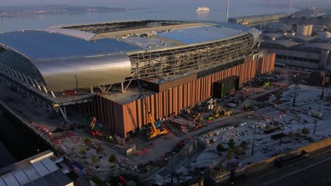 Vista-Aérea-Del-Club-De-Fútbol-Everton-Orbitando-Alrededor-Del-Desarrollo-Del-Nuevo-Estadio-En-Bramley-Moore-Dock-Frente-Al-Mar-De-Liverpool