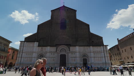 Fachada-Histórica-De-La-Basílica-De-Bolonia-Con-Una-Animada-Plaza.