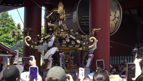 Dynamic-shrine-carrying-at-Sanja-Matusri-Festival-in-Asakusa,-Tokyo