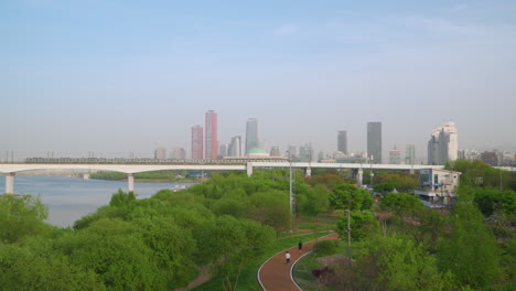 Zug-Fährt-Auf-Der-Dangsan-Eisenbahnbrücke-Im-Nebel-In-Yeongdeungpo,-Seoul,-Südkorea