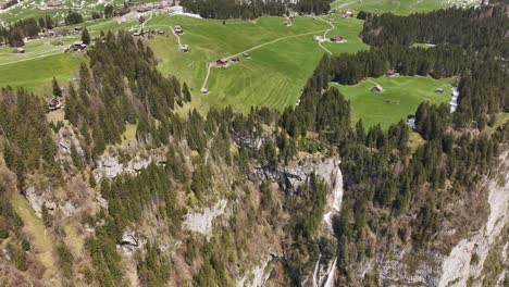 Luftaufnahme-Des-Plateaus-Mit-Blick-Auf-Die-Seerenbachfälle-In-Amden-Betlis,-Walensee,-Schweiz,-Verkörpert-Eine-Heitere-Mischung-Aus-Der-Erhabenheit-Der-Natur-Und-Stiller-Schönheit