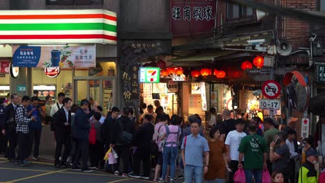 Große-Menschenmenge-Am-Schmalen-Eingang-Der-Alten-Straße-Von-Jiufen,-Einer-Goldgräberstadt-In-Den-Bergen,-Einer-Beliebten-Touristenattraktion-In-Taiwan