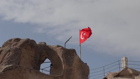 Bandera-De-Turquía-Sobre-Una-Piedra-Preciosa-En-Capadocia