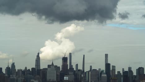 An-Einem-Stürmischen-Tag-Bilden-Sich-Wolken-über-New-York