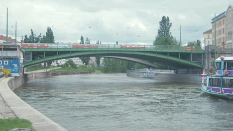 El-Tren-Pasa-Por-Encima-De-Un-Barco-Turístico-En-El-Río-Danubio.