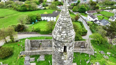 Lugares-épicos-De-Irlanda:-Primer-Plano-De-Drones-De-La-Torre-Redonda-De-Ardmore-Y-Toma-Estática-De-La-Catedral-En-Waterford-En-Un-Día-De-Verano