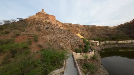 Luftaufnahme-Des-Sagar-Sees-In-Der-Amerikanischen-Stadt-Jaipur,-Indien,-Rajasthan,-Urlaubsziel,-FPV-Drohne-Fliegt-über-Mauern-Und-Modell