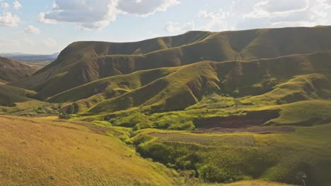 Vista-Panorámica-De-Las-Hermosas-Montañas-Verdes-En-El-Campo-Rural-De-Madagascar-Después-De-La-Temporada-De-Lluvias-En-Un-Día-Soleado